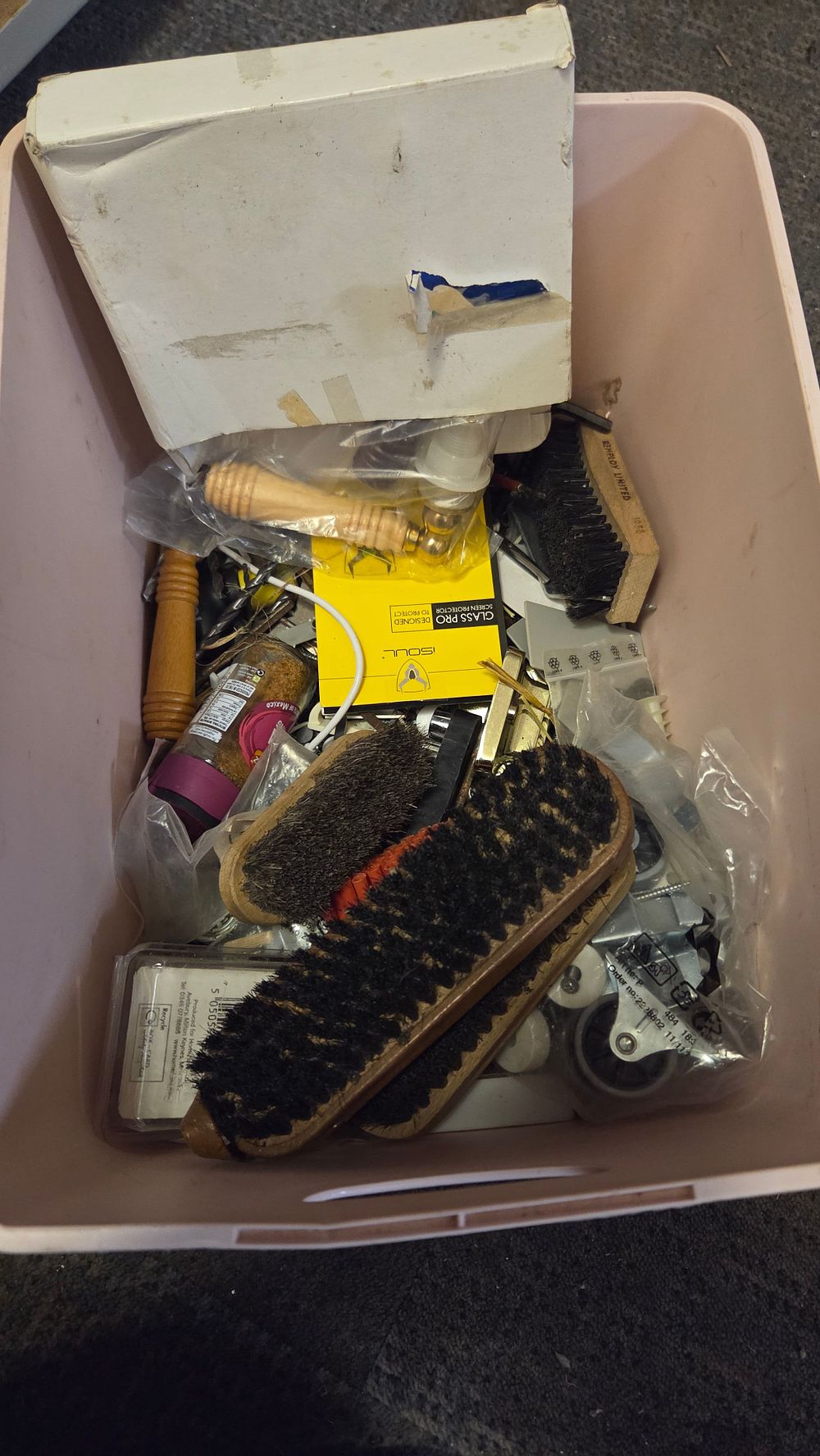 Lot 254 – A Collection of Miscellaneous Household and Hardware Items
