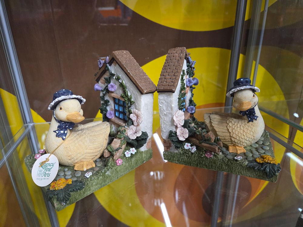 Lot 603 – A Pair of Regency Fine Arts Duck Cottage Bookends