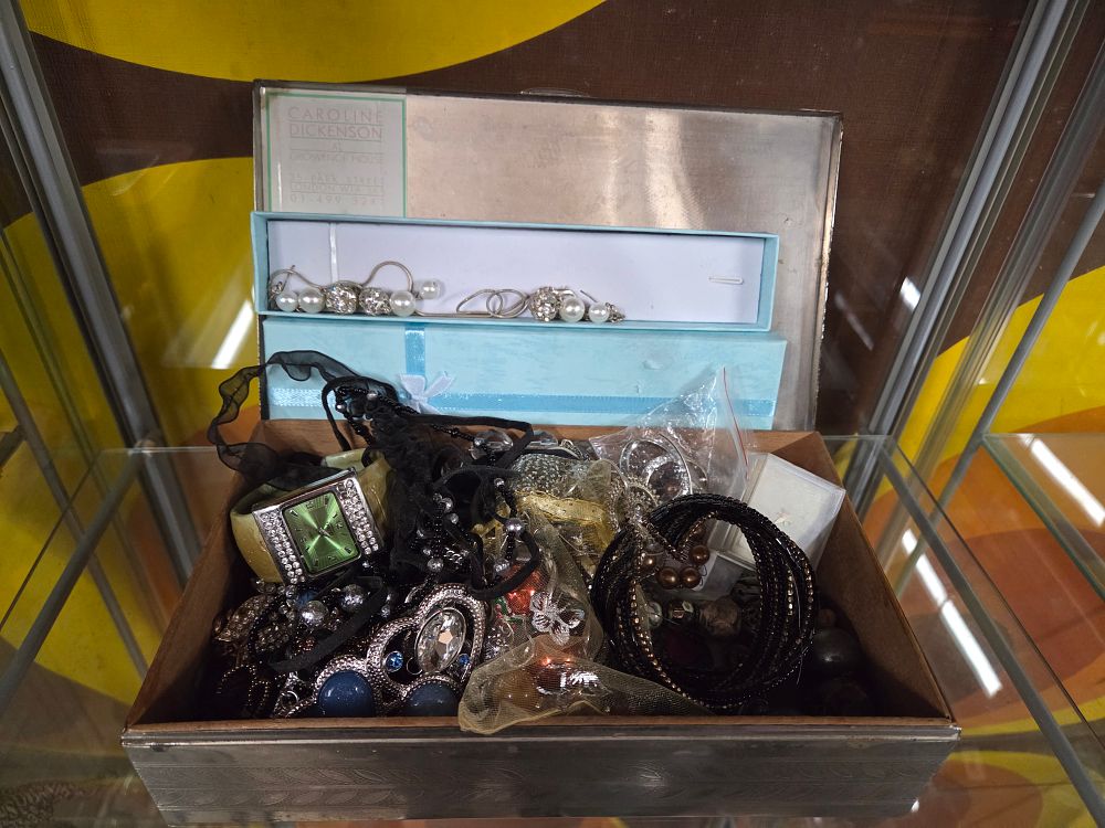 Lot 609 – A Collection of Costume Jewellery
