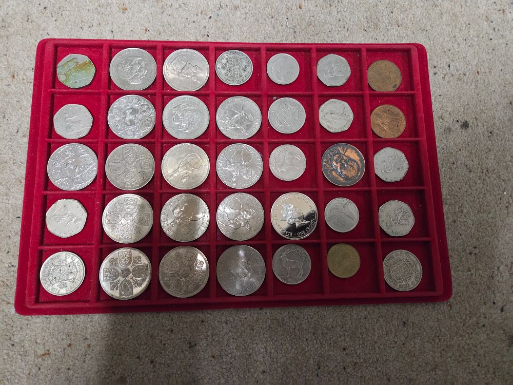 Lot 612 – A Collection of British Currency and Commemorative Coins