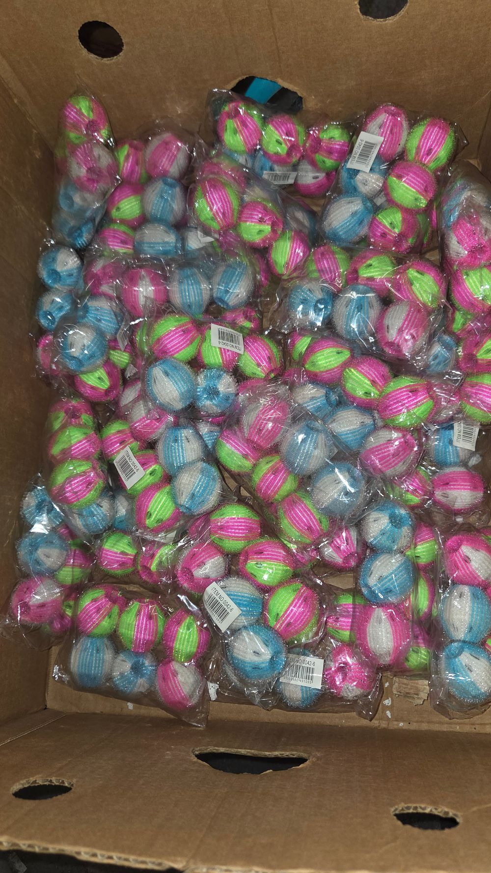 Lot 302 – A Box of Laundry Balls