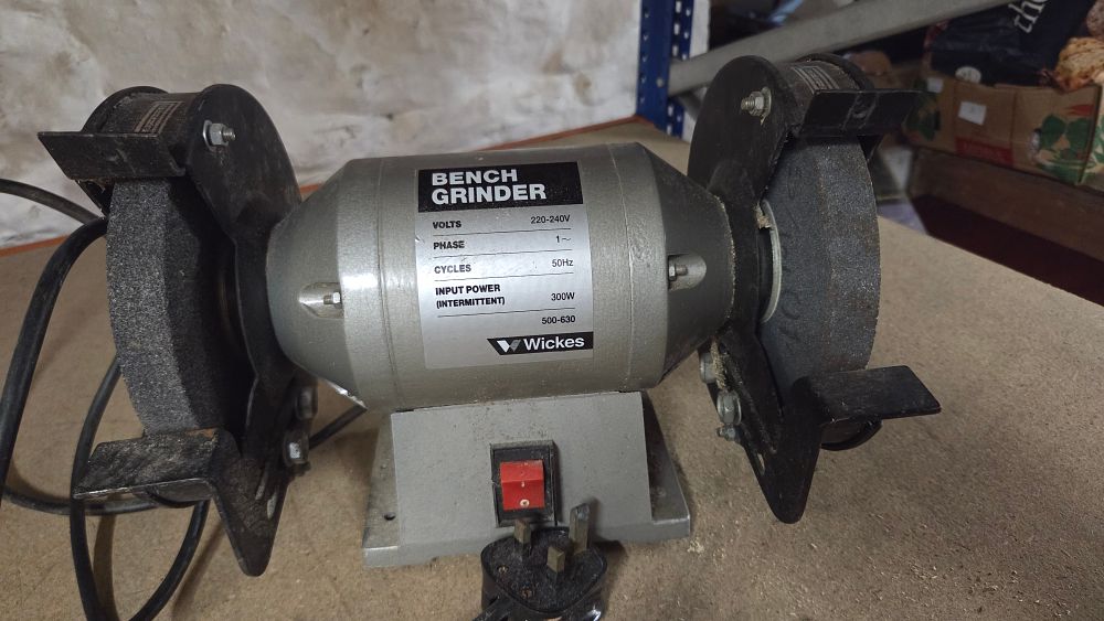 Lot 320 – Wickes 300W Bench Grinder working order