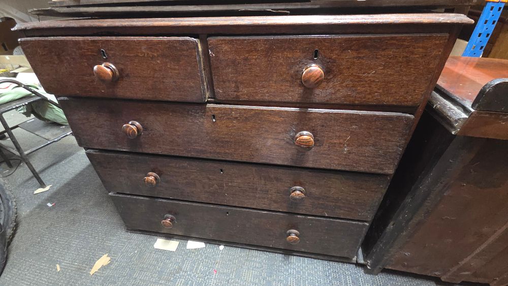 Lot 300 – A Dresser