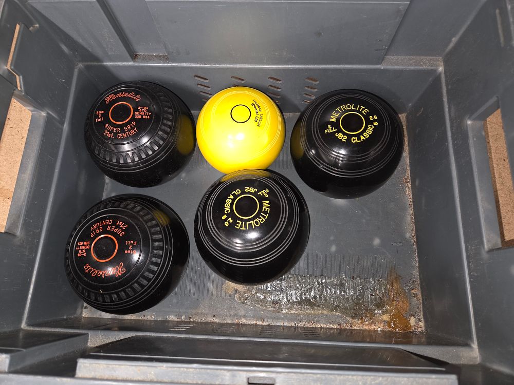 Lot 374 – A Collection of Henselite Metrolite and Thomas Taylor Lawn Bowls