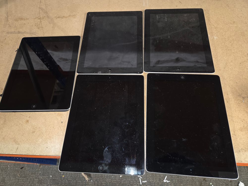 Lot 379 – A Collection of Apple iPad Tablets