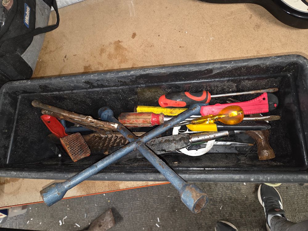 Lot 421 – A Collection of Miscellaneous Hand Tools in a Plastic Tray