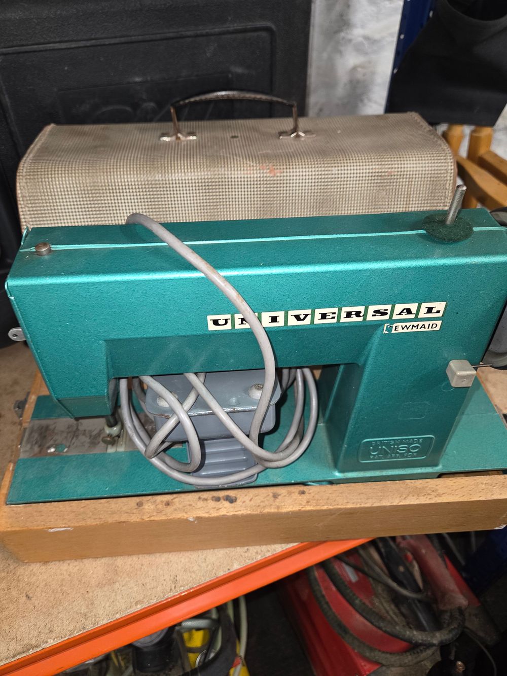 Lot 427 – Universal Sewmaid Teal Sewing Machine with Tan Carrying Case