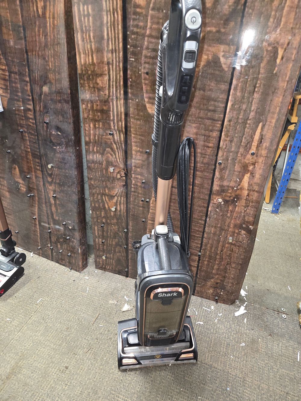 Lot 433 – Shark Powered Lift-Away DuoClean Upright Vacuum in Working Order