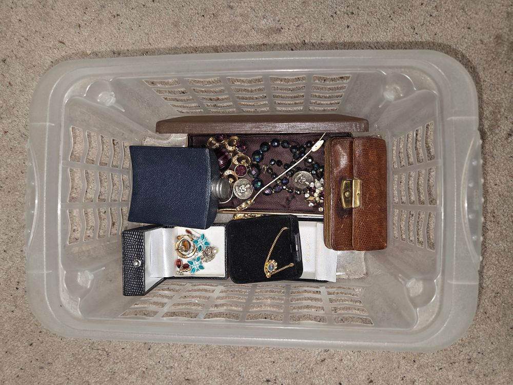 Lot 619 – A Collection of Costume Jewellery, Leather Flask and Case