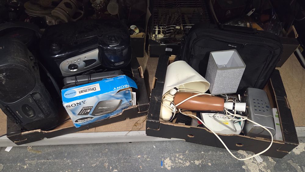 Lot 170 – A Collection of Electrotonic and other Household Items