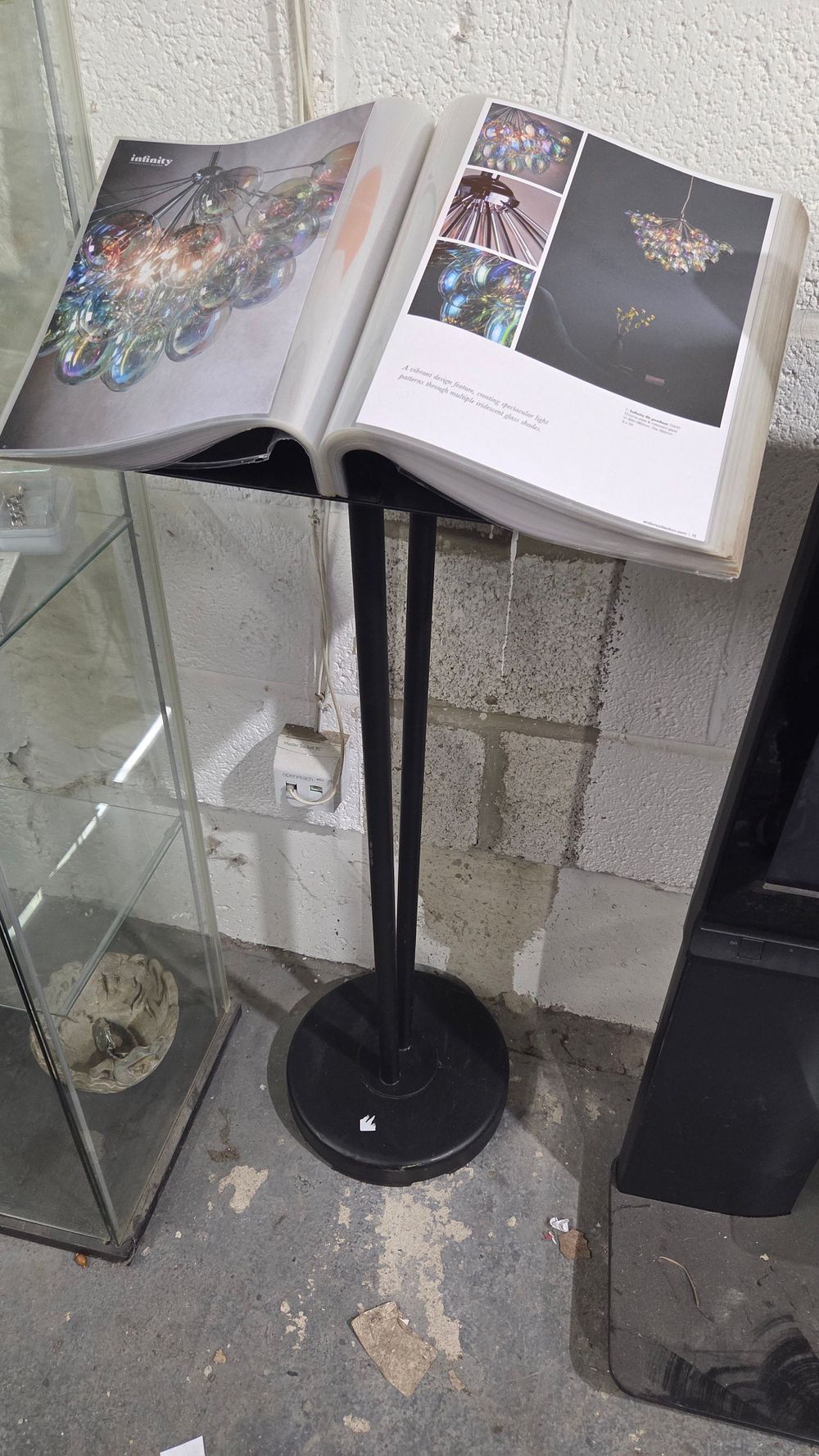 Lot 182 – Metal Floor Pedestal with Infinity Lighting Catalogue