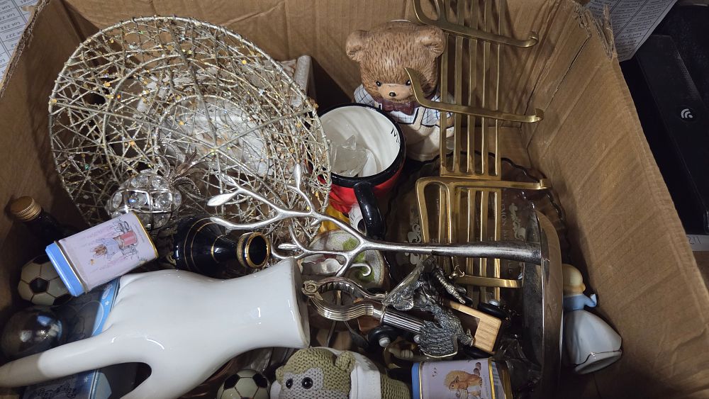 Lot 199 – A Collection of Miscellaneous Decorative Items and Collectables