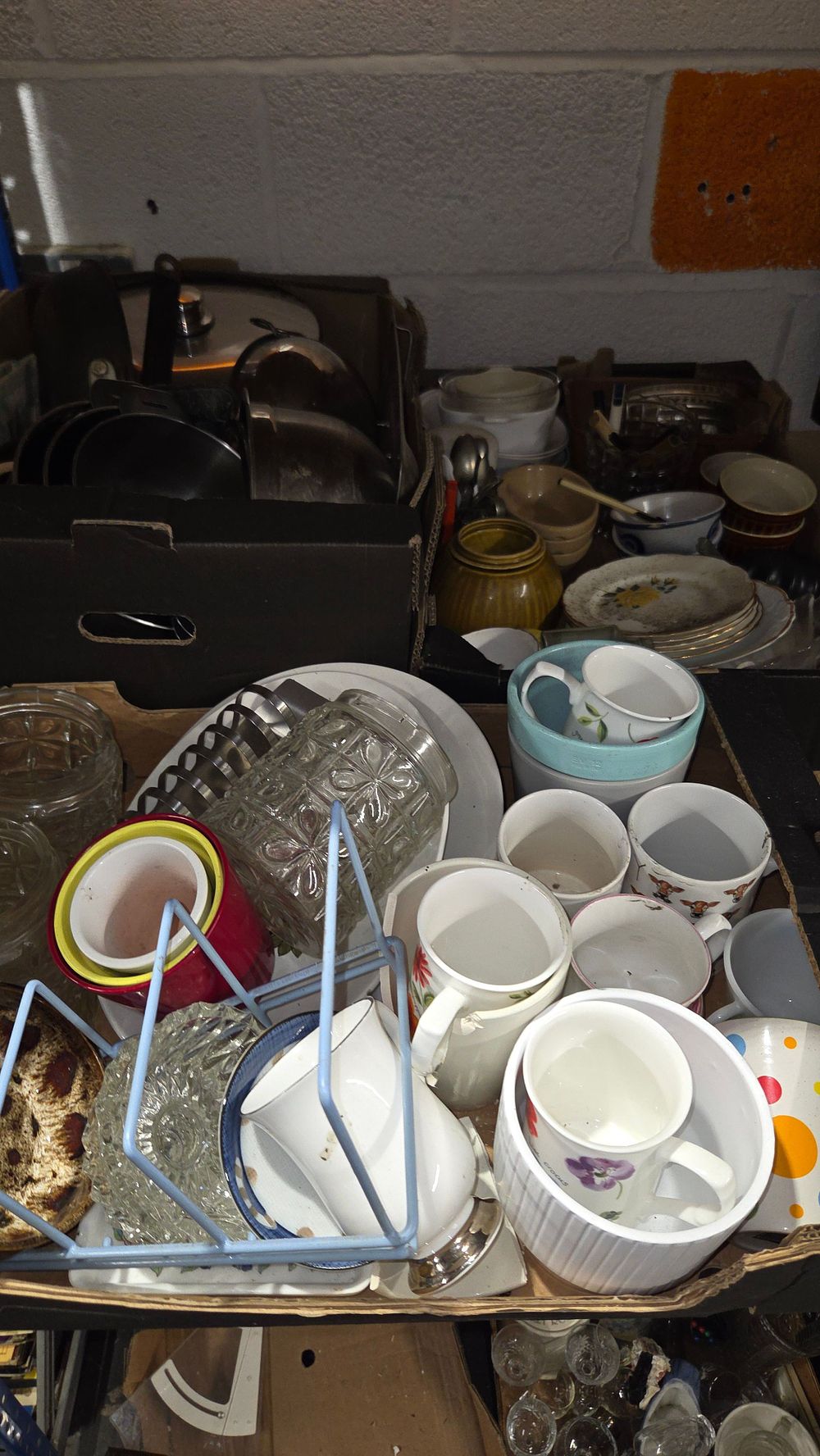 Lot 246 – A Collection of Household Items and Kitchenware