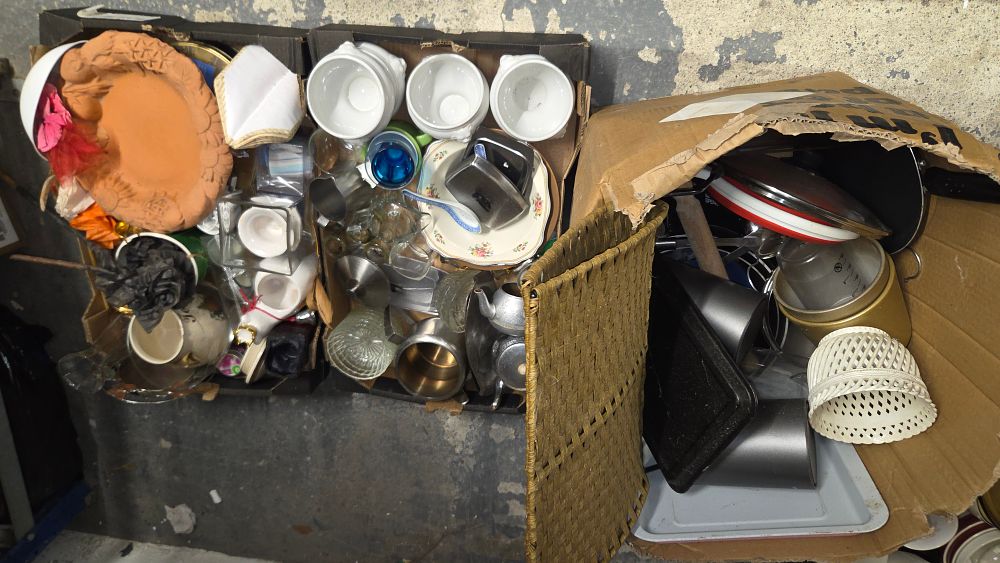 Lot 252 – A Collection of Miscellaneous Household and Kitchen Items