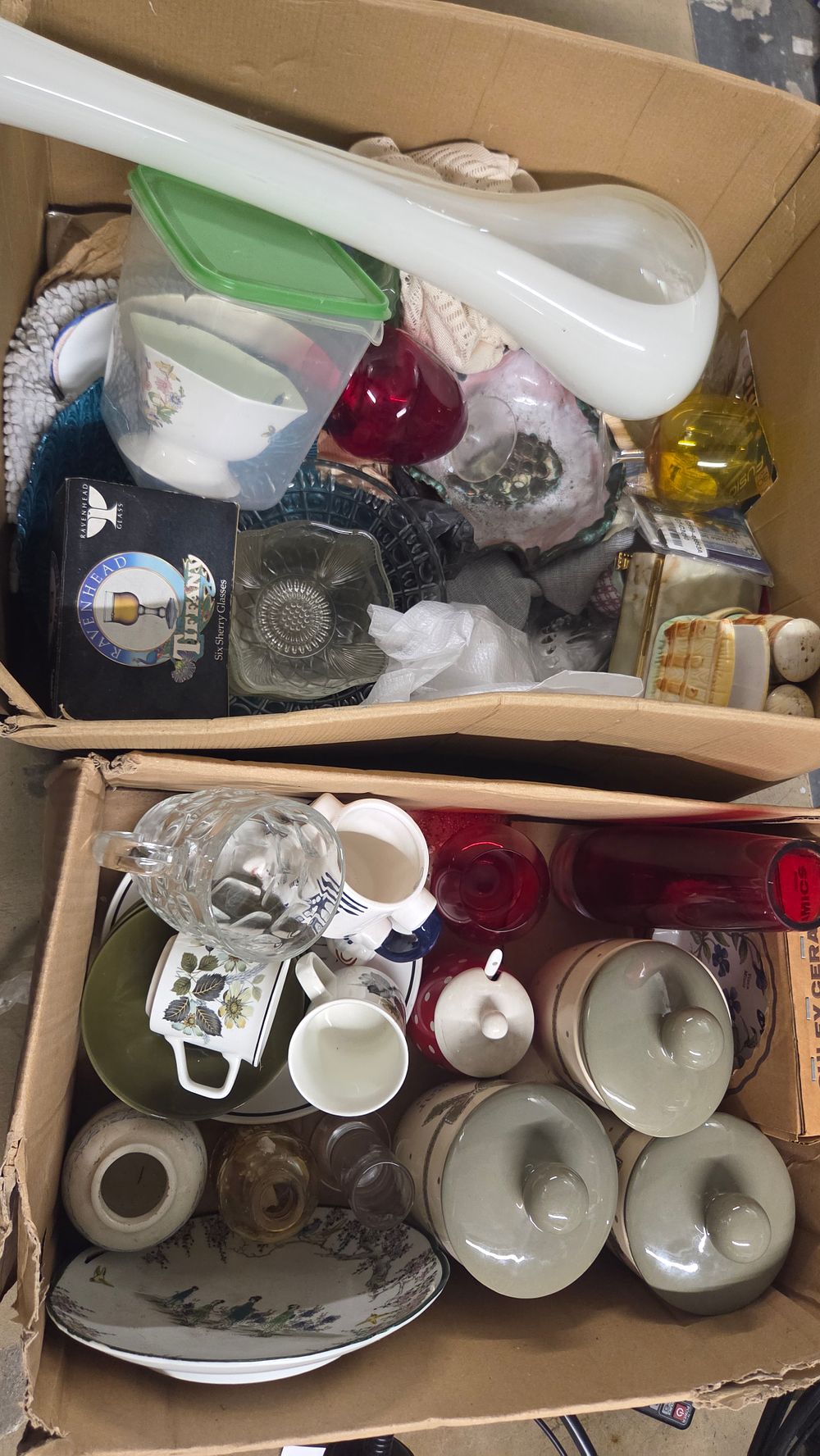 Lot 215 – A Collection of Assorted Glassware and Ceramics