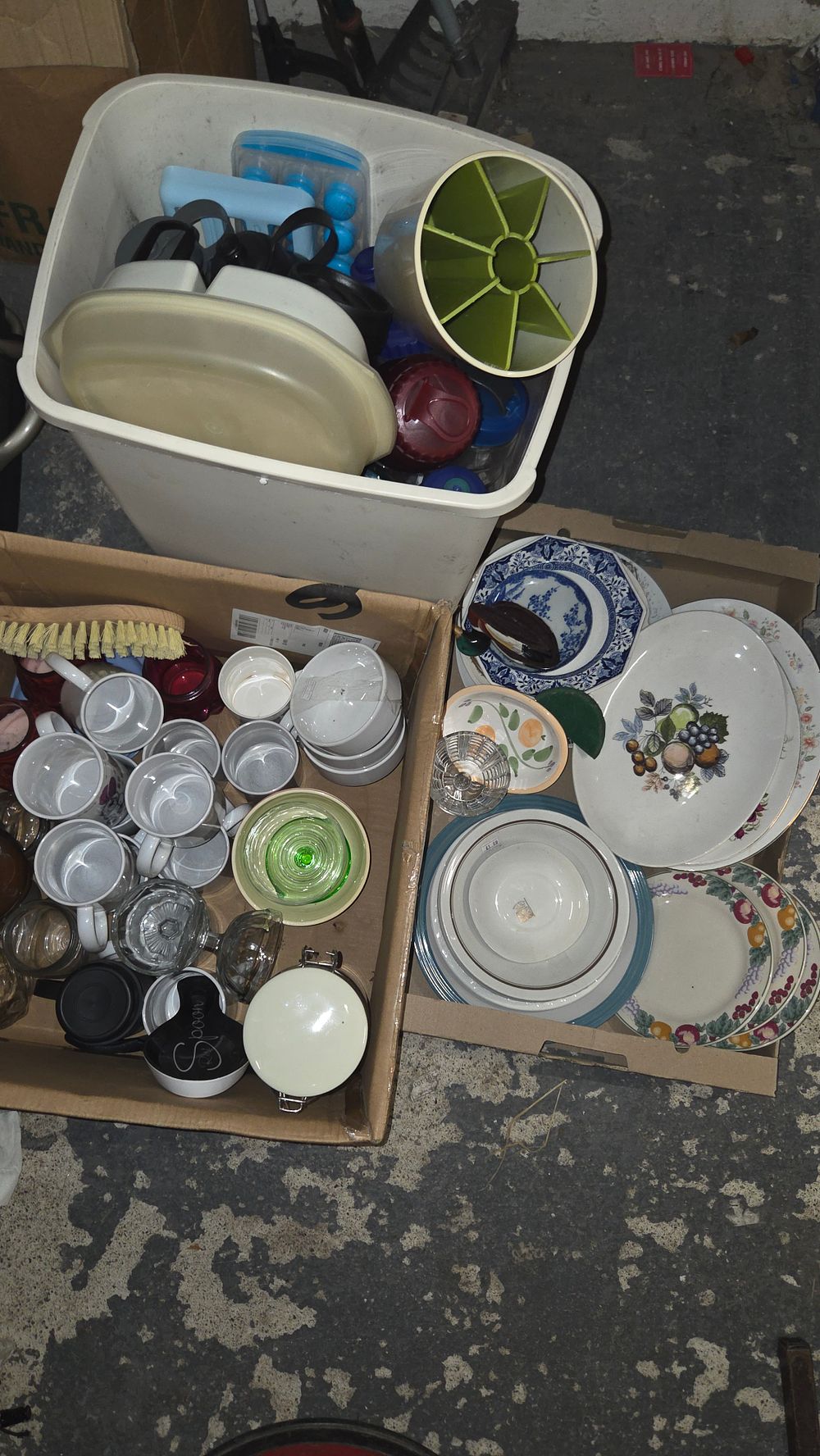 Lot 217 – A Collection of Kitchenware and Household Items