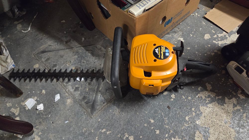 Lot 300 – McCulloch Gladiator 550 Petrol Hedge Trimmer
