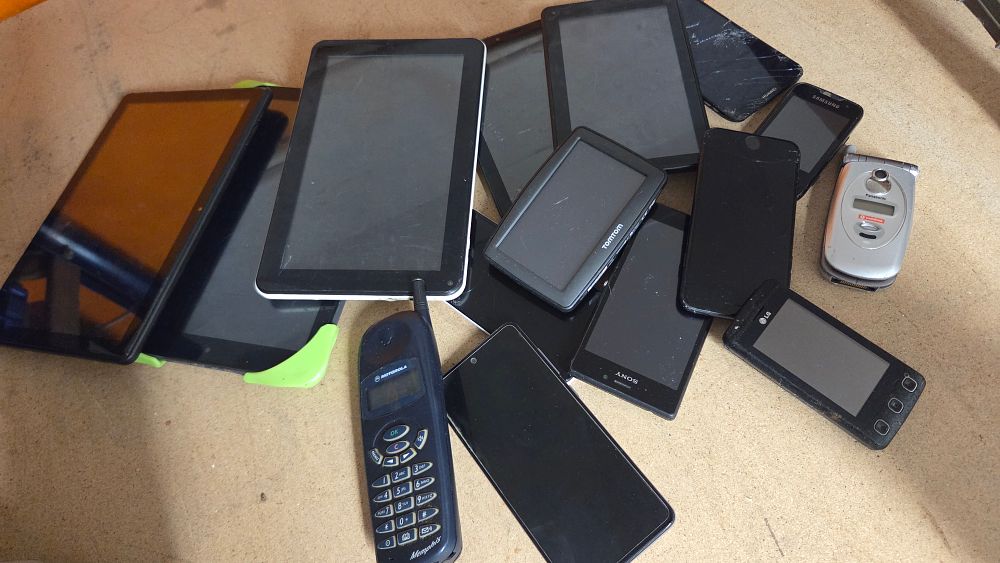 Lot 303 – A Collection of Mobile Phones and Tablets