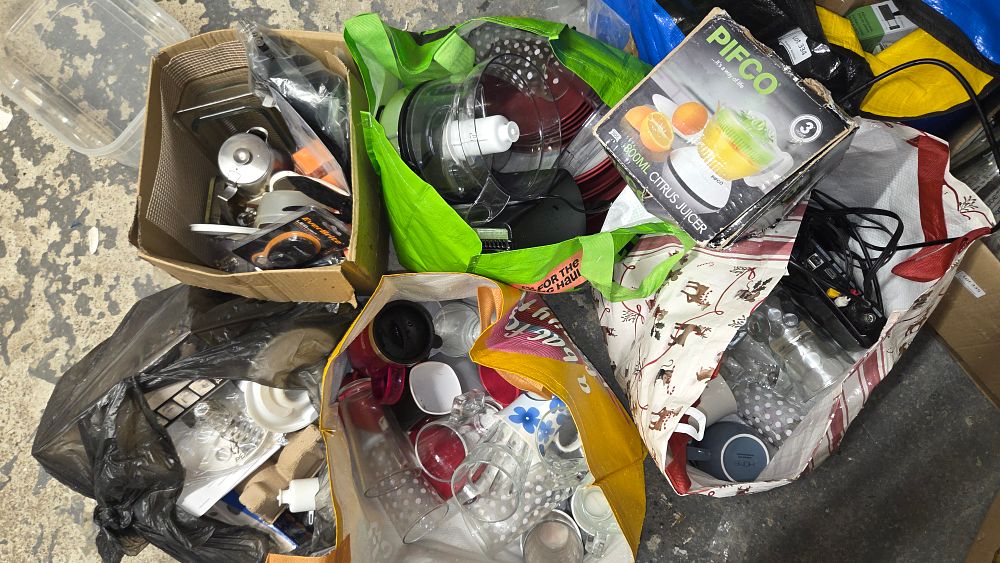 Lot 336 – A Collection of Household Items and Kitchenware