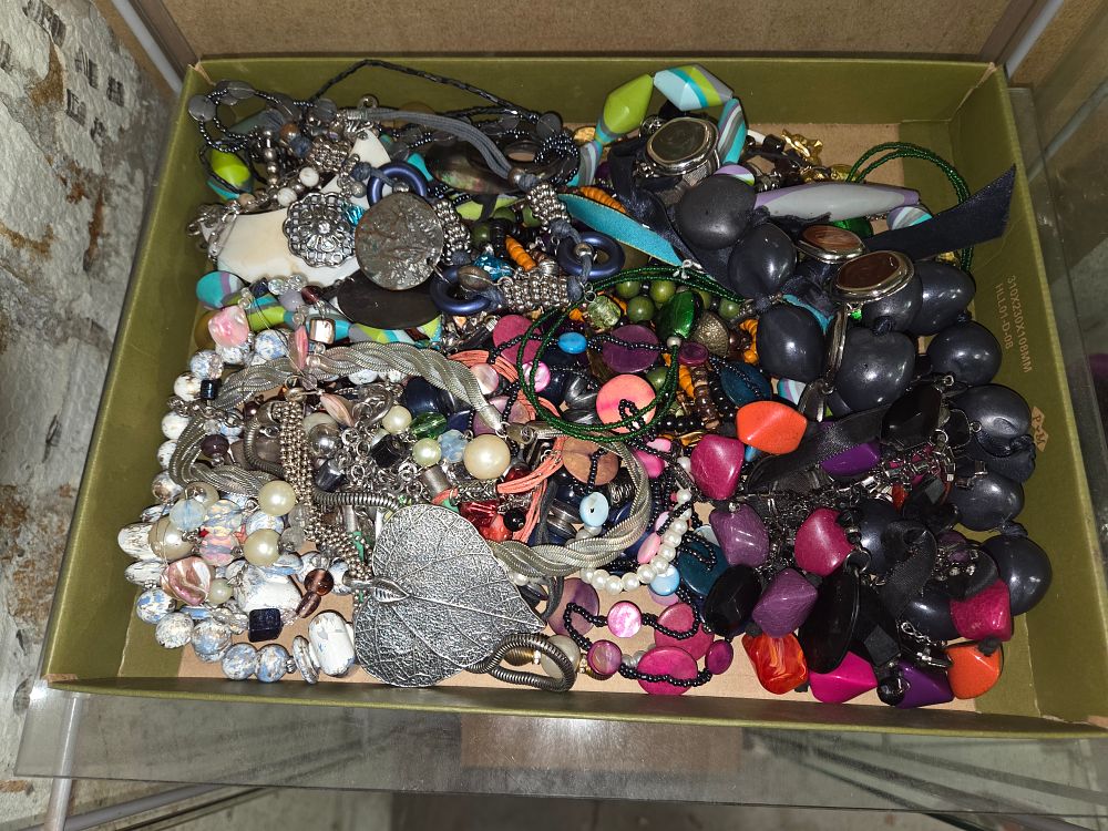 Lot 601 – A Collection of Multicoloured Costume Jewellery