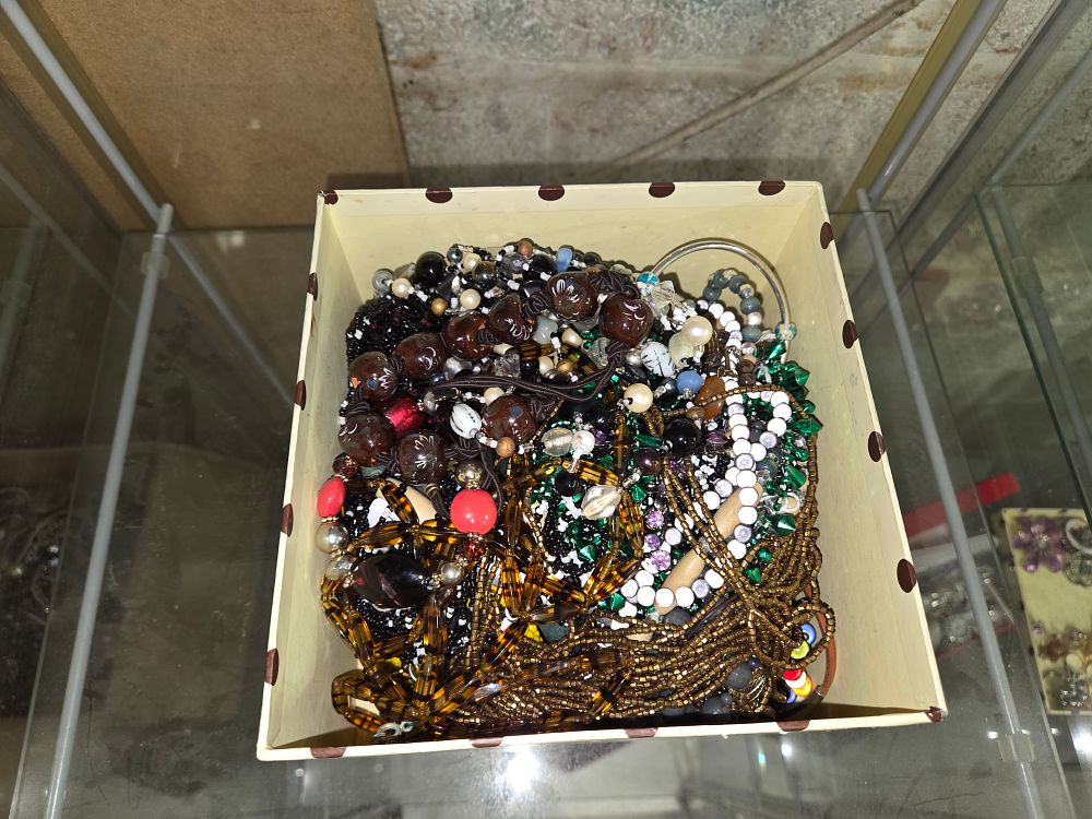 Lot 605 – A Collection of Multicoloured Beaded Costume Jewellery