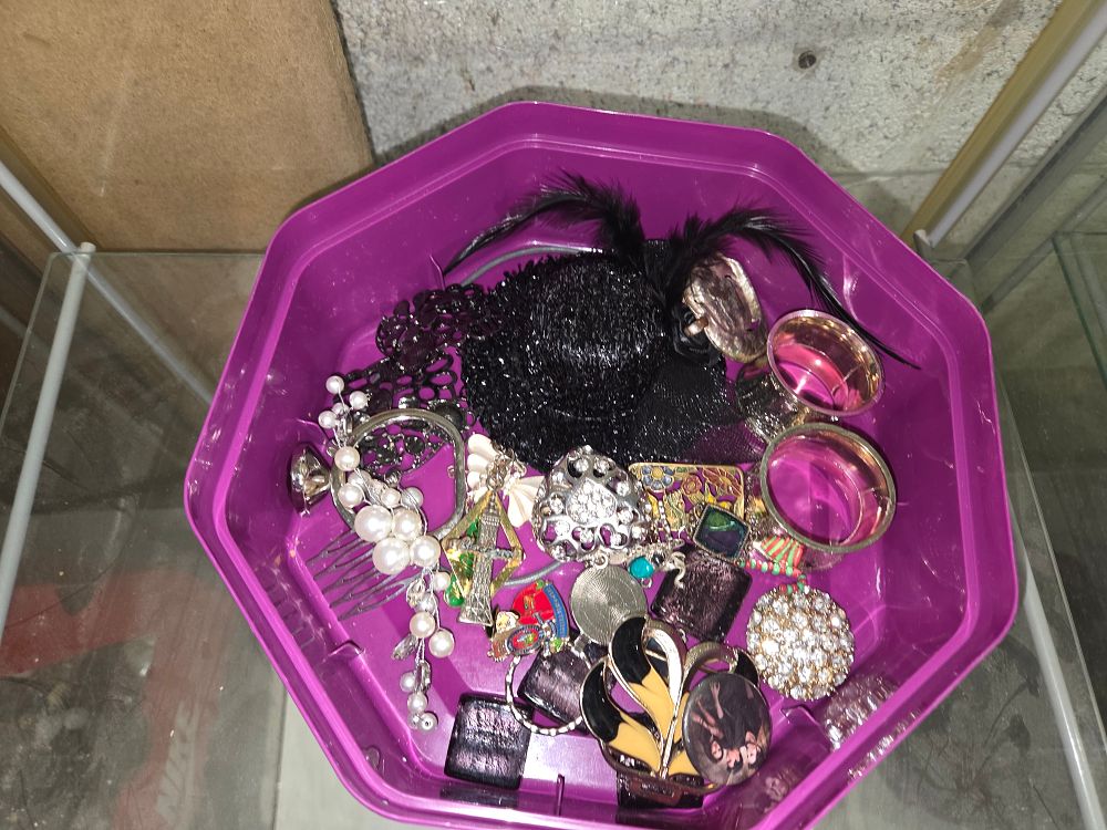 Lot 606 – A Collection of Assorted Costume Jewellery and Fashion Accessories