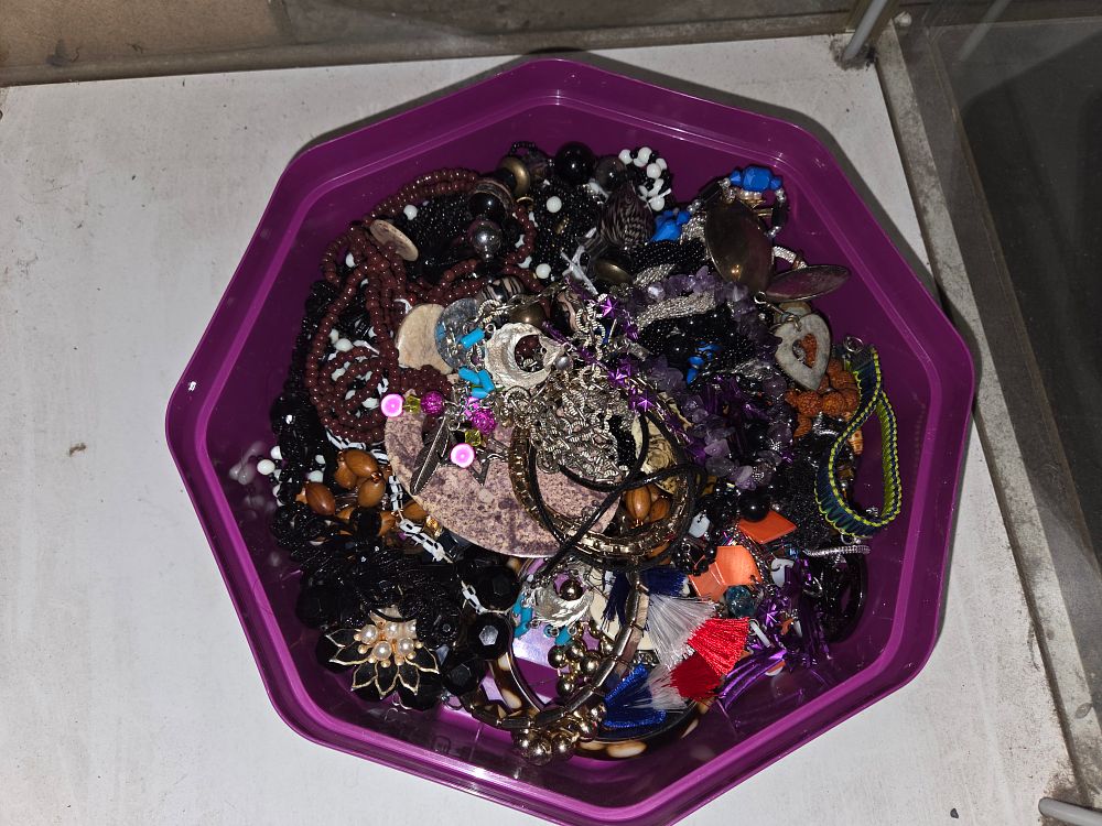Lot 607 – A Collection of Assorted Costume Jewellery