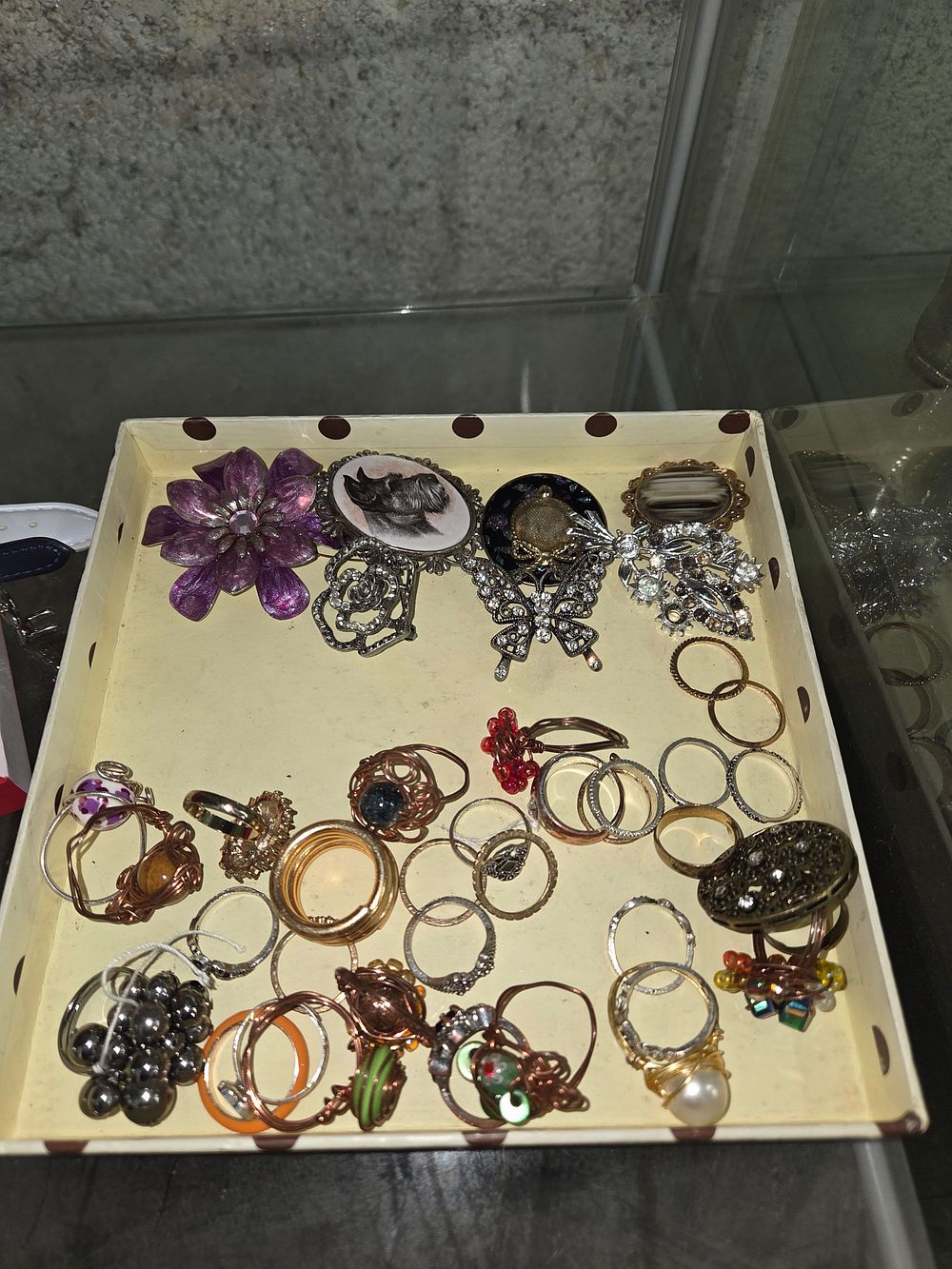 Lot 609 – A Collection of Assorted Costume Jewellery Rings and Brooches