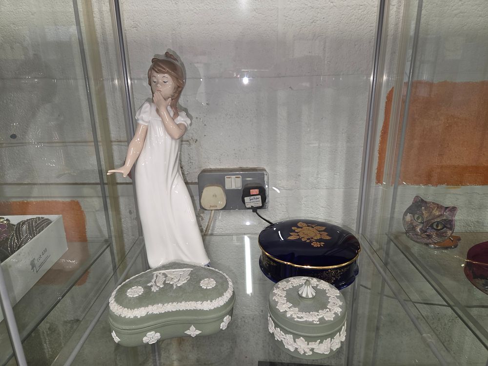 Lot 610 – A Selection of Collectable Pottery