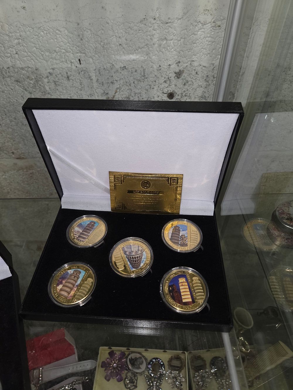 Lot 612 – A Collection of Leaning Tower of Pisa Commemorative Coins