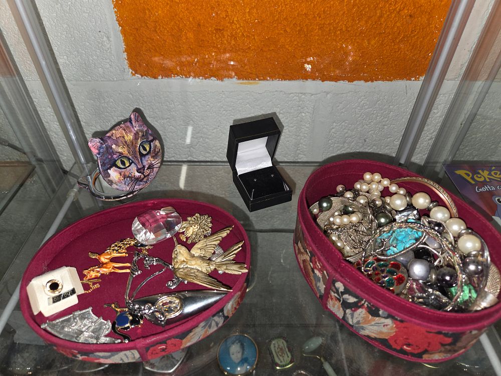 Lot 613 – A Collection of Gold and Silver Toned Costume Jewellery