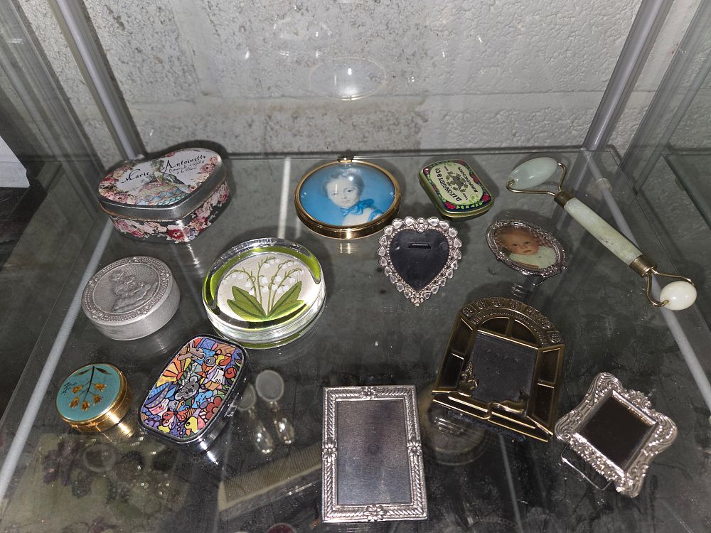 Lot 614 – A Collection of Decorative Trinket Boxes and Miniature Frames
