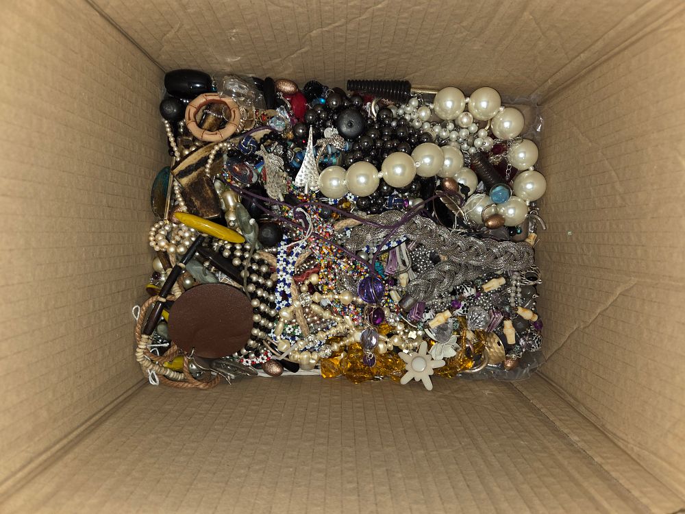 Lot 617 – A Collection of Miscellaneous Costume Jewellery and Pendants