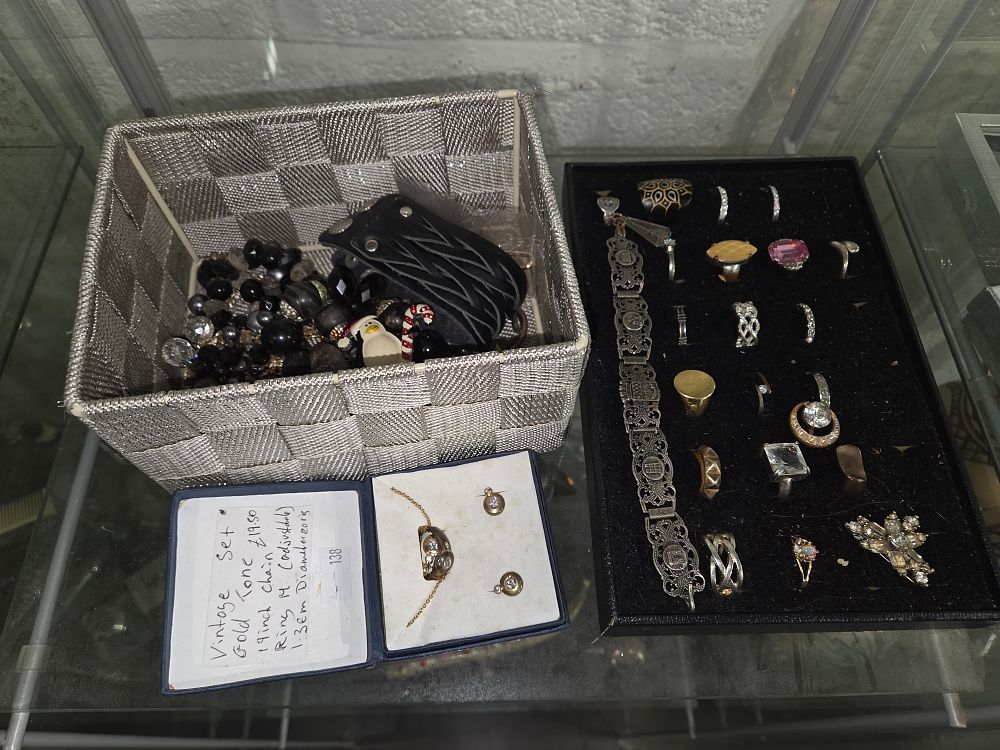 Lot 618 – A Collection of Costume Jewellery