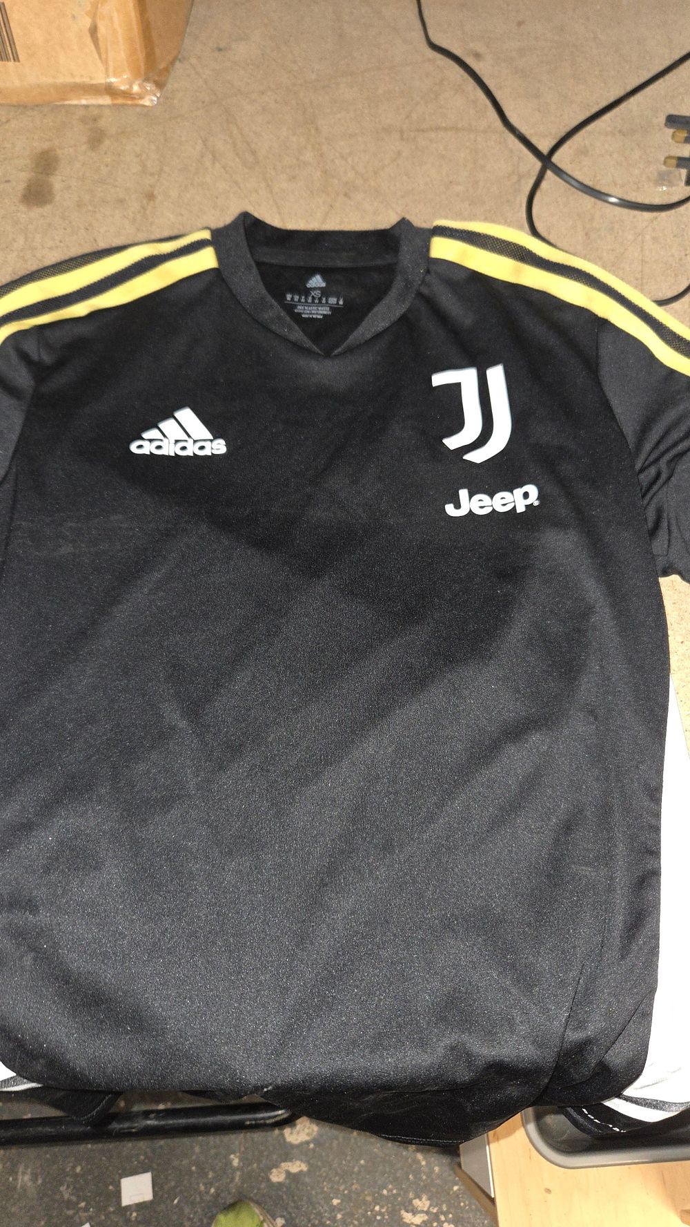 Lot 426 – Adidas Juventus Black Training Football Jersey size extra small