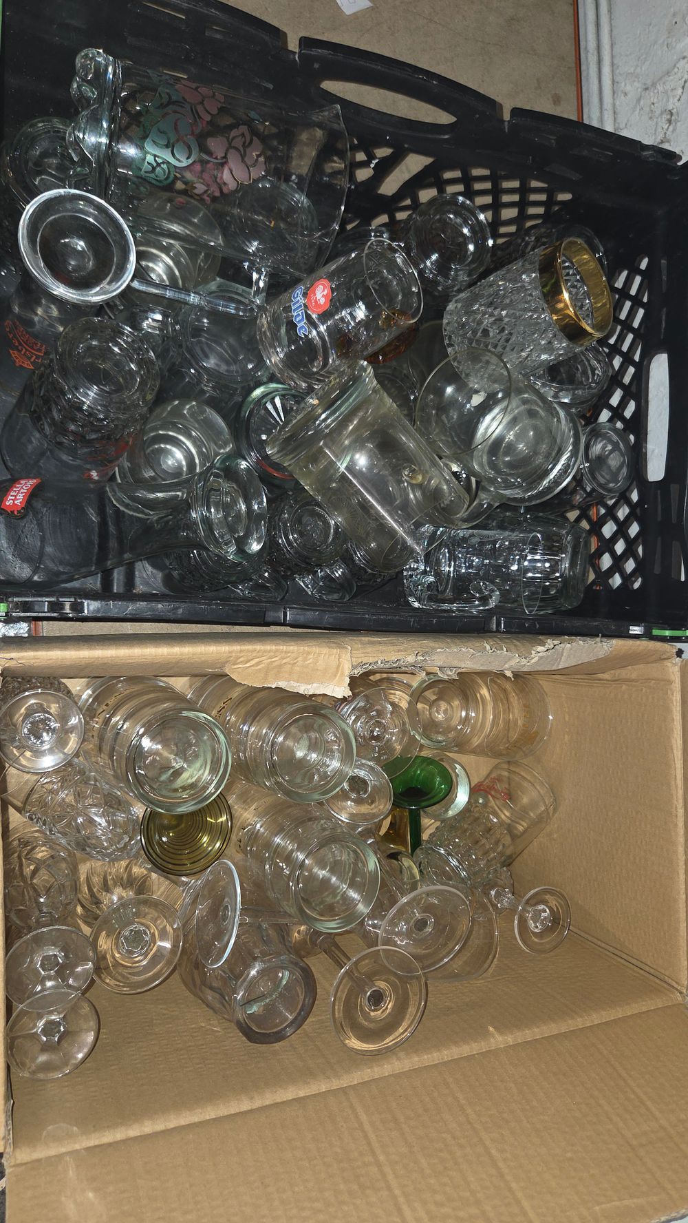 Lot 292 – A Collection of Assorted Branded and Clear Glassware