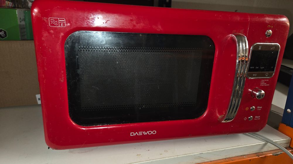 Lot 295 – Daewoo 800W Red Retro Countertop Microwave Oven