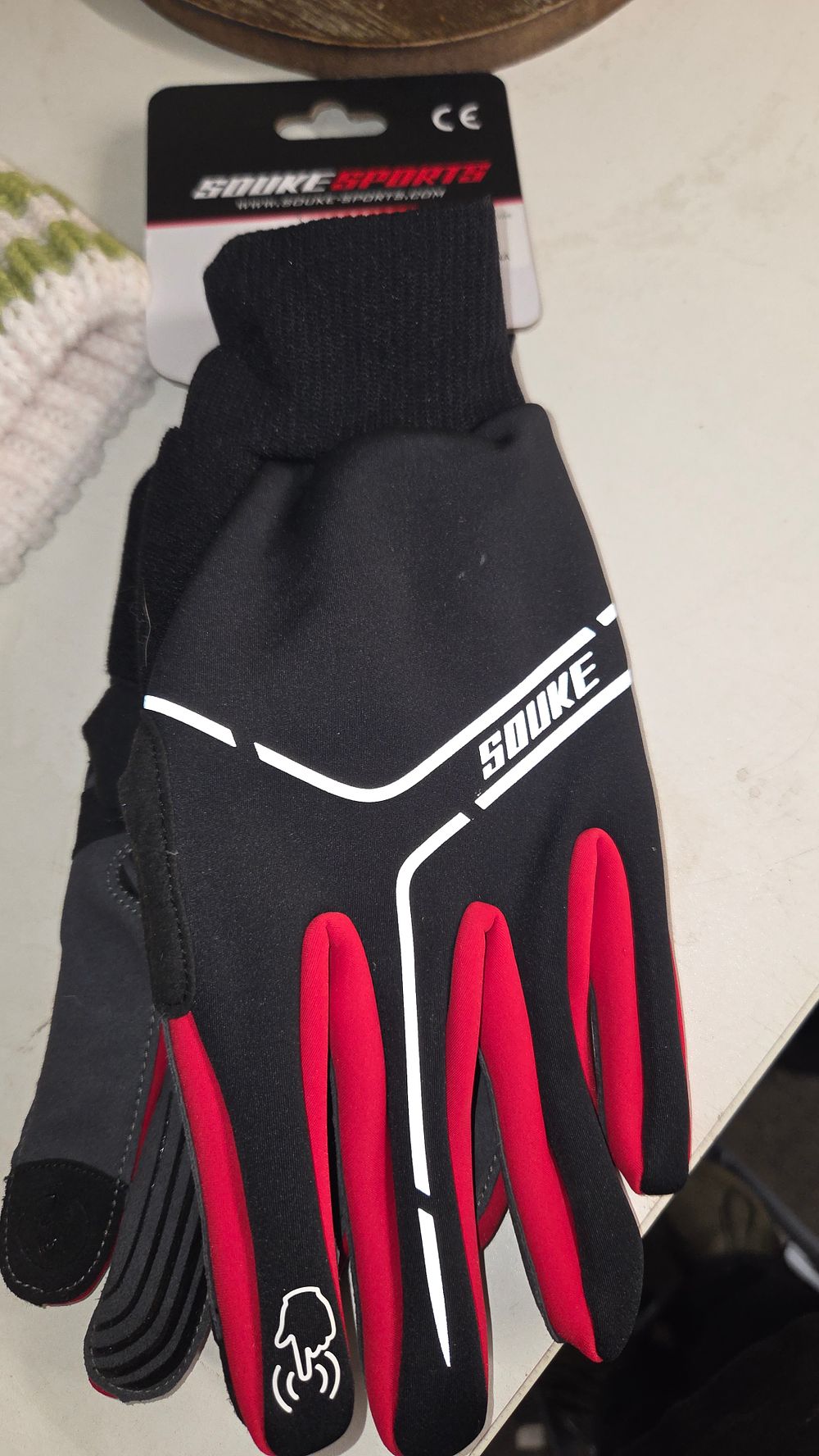 Lot 311 – A Pair of Souke Sports Full-Finger Gloves