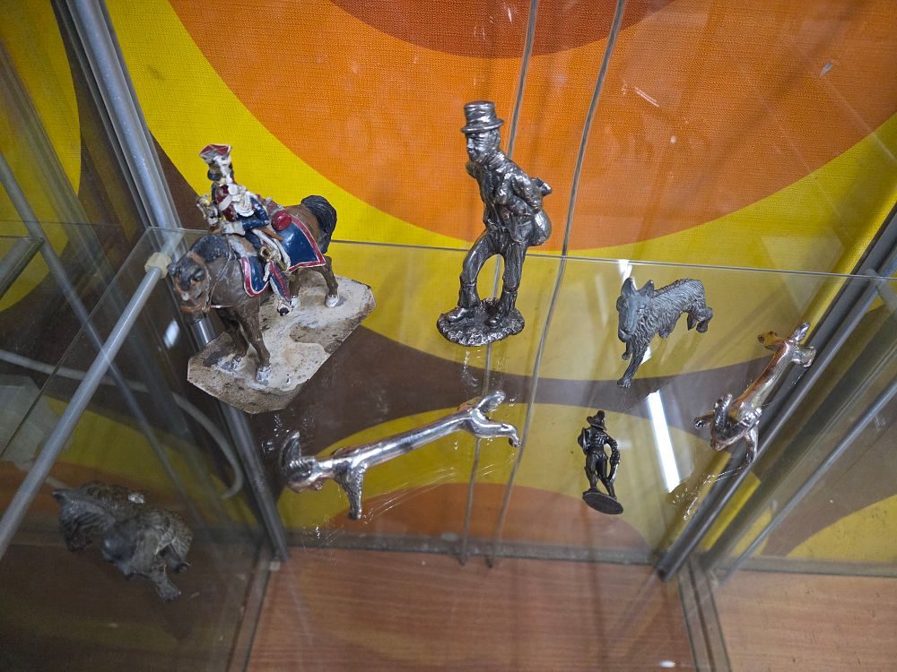 Lot 628 – A Collection of Metal Figurines Including a Mounted Soldier