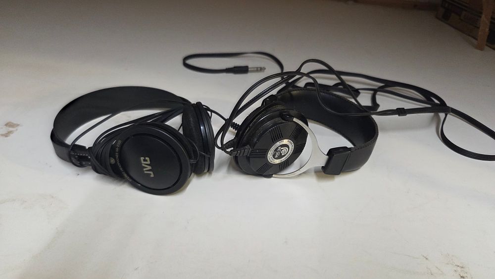 Lot 191 – Two pairs of headphones including JVC and Ross Electronics