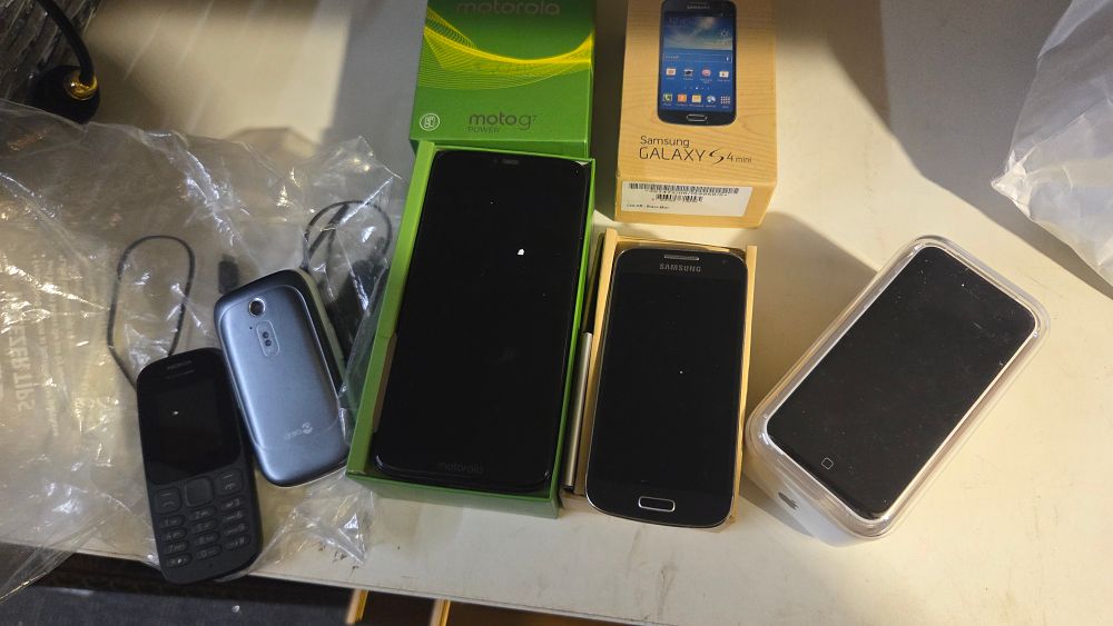 Lot 237 – A Collection of Mobile Phones including Samsung and Motorola