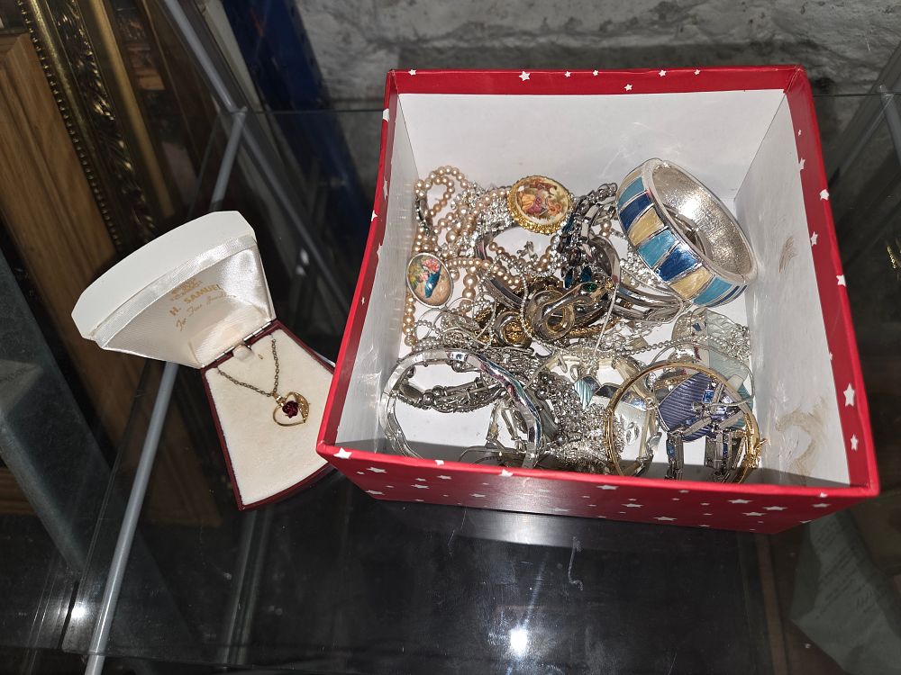 Lot 603 – A Collection of Assorted Costume Jewellery