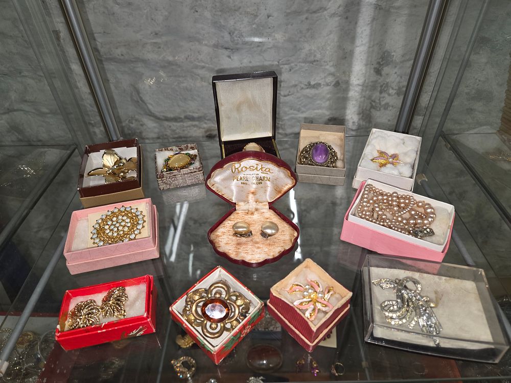 Lot 605 – Selection of Brooches