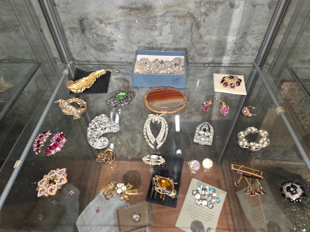 Lot 606 – A Collection of Costume Jewellery