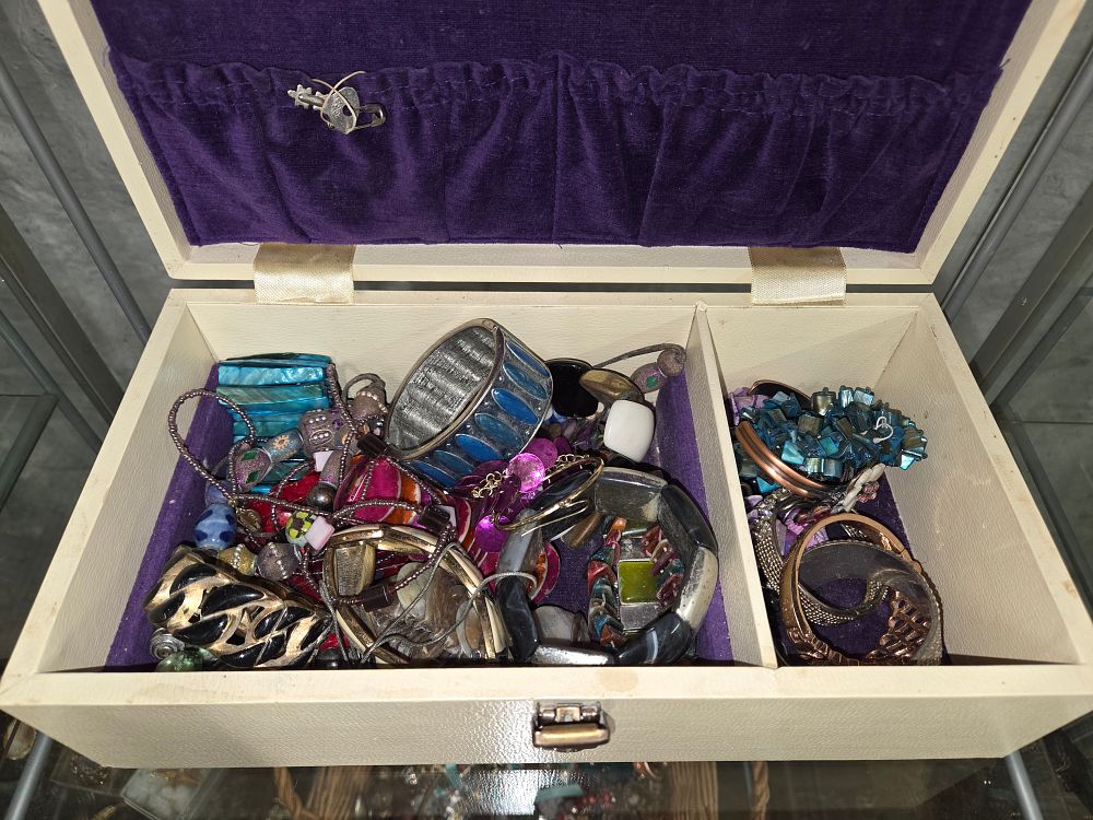 Lot 608 – A Collection of Multicoloured Costume Jewellery