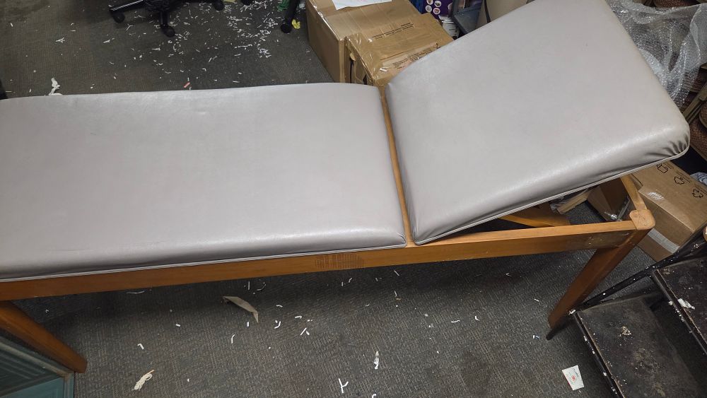 Lot 404 – Everest Long Eaton Ltd Medical Examination Couch Dated 1961