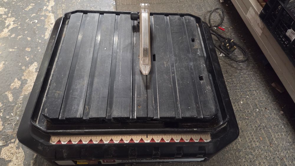 Lot 255 – Black Electric Wet Tile Saw Model PTC550