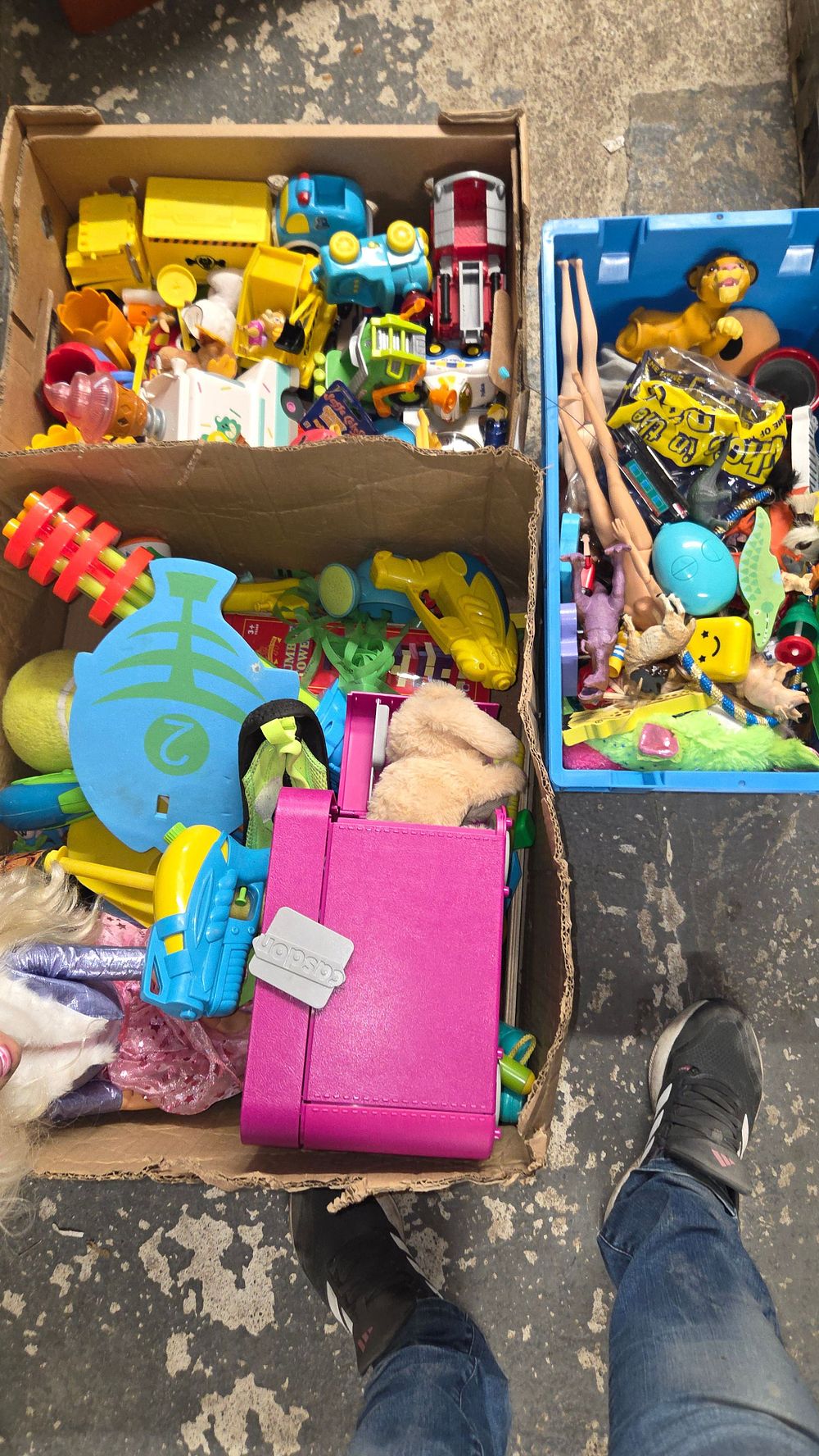 Lot 433 – A Collection of Children’s Toys and Playsets including Casdon