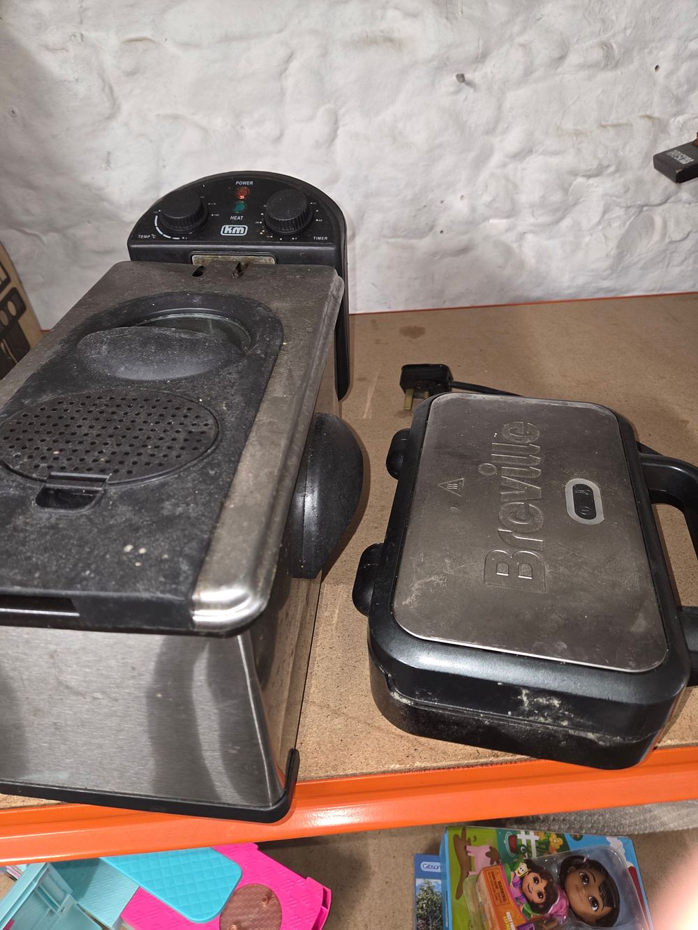 Lot 441 – Two kitchen appliances including Breville sandwich maker and KM fryer w/o