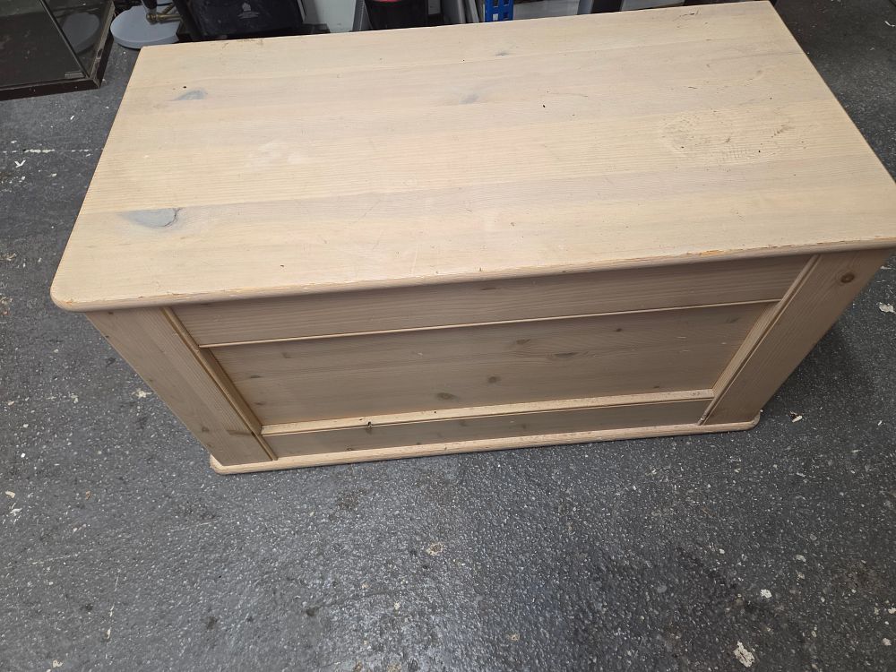 Lot 498 – Solid Pine Blanket Chest
